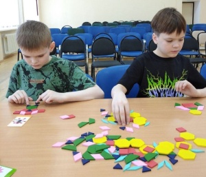 В центре «Родник» детей учат геометрическому конструированию