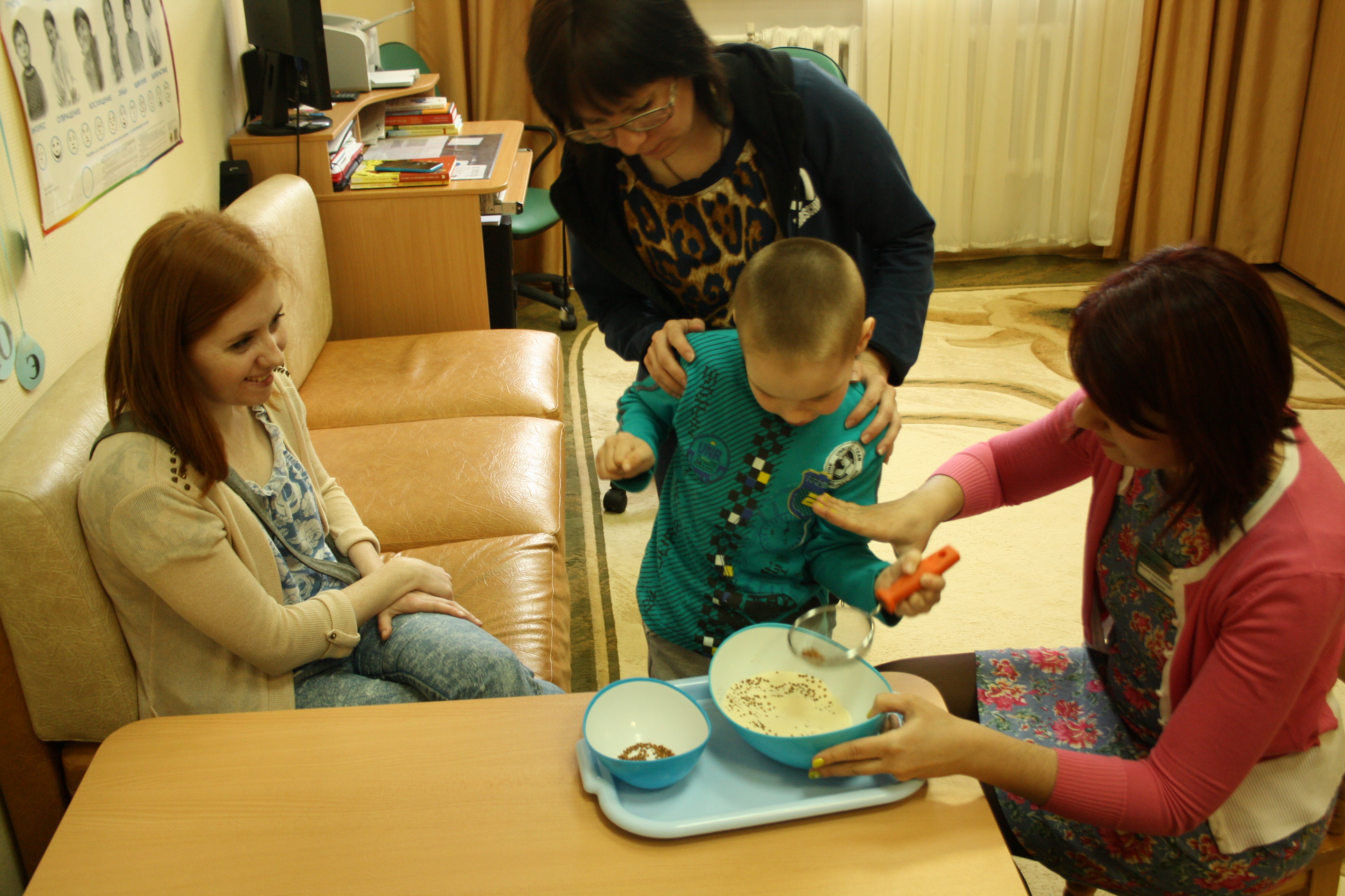 Педагог - психолог &quot;Родника&quot; <b>научила</b> <b>родителей</b> заниматься с <b>ребен...</b>