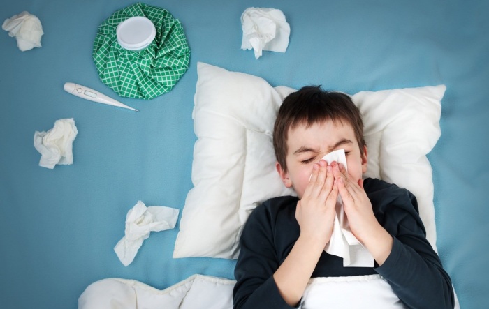 Внимательно осмотрите ребенка, отправляющегося на отдых. Если ребенок заболел, мы проведем тест на ковид и грипп. При подтверждении диагноза ребенка госпитализируют в инфекционную больницу