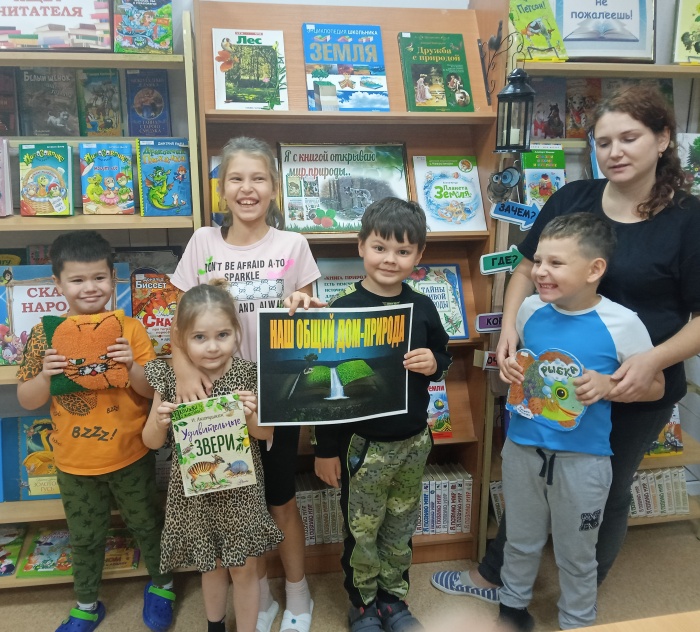 Библиотекарь Алла Георгиевна организовала для детей «Родника» стартовую площадку для знакомства с охраной окружающей среды — ЭКОДРОМ