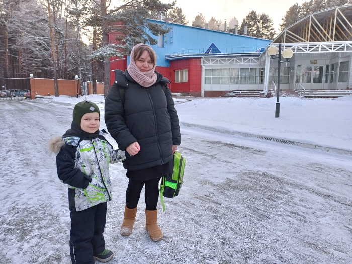 Морозным утром встречаем в «Роднике» новые семьи, которые приехали к нам на реабилитацию