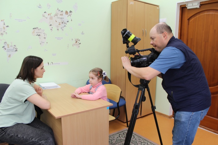 Рассказали сегодня для Первого канала, как реализуется в «Роднике» пилотный проект комплексной реабилитации и абилитации детей с инвалидностью