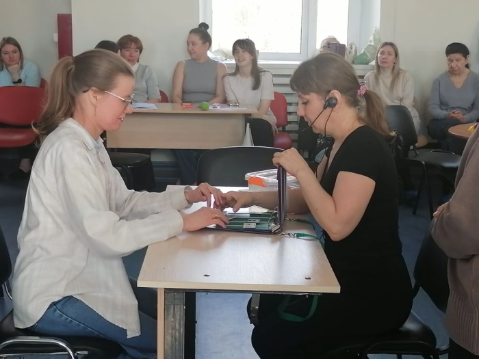 Курс на эффективную помощь: специалисты центра «Родник» углубляются в практическое применение элементов ABA-терапии