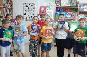 Библиотекарь Алла Георгиевна предложила ребятам отправиться в "Путешествие в страну Читалию"