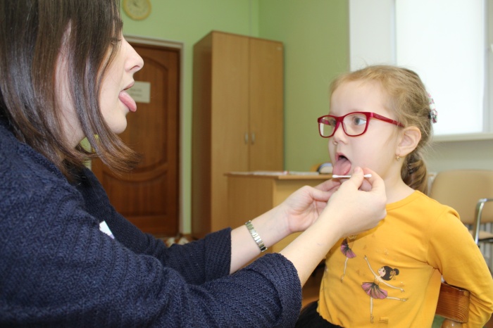 РОДИТЕЛЬ: «Насколько эффективен логопедический массаж при постановке звуков?»