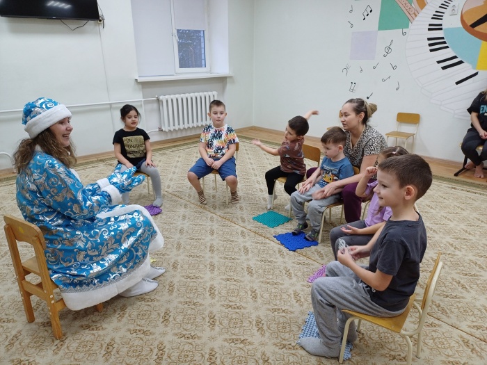 Под Новый год  логоритмику в «Роднике» ведет самая настоящая Снегурочка — логопед Ольга Николаевна Пайцева