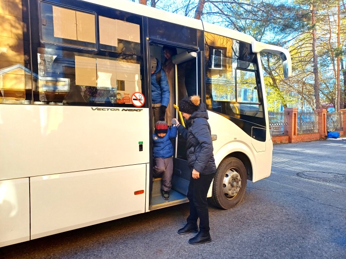 Дети «Родника» учатся ездить на общественном транспорте в реальных условиях