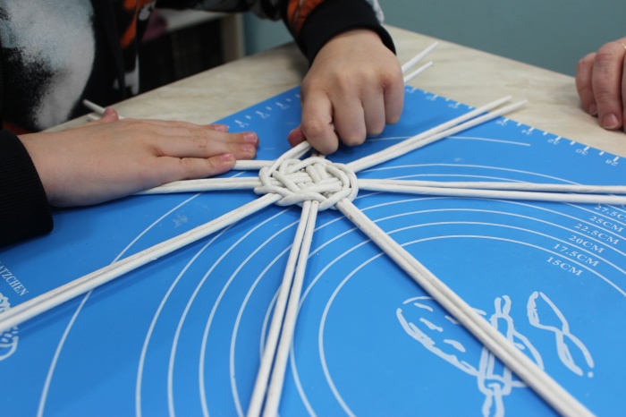 В «Роднике» дети с инвалидностью осваивают технику плетения из бумажной лозы