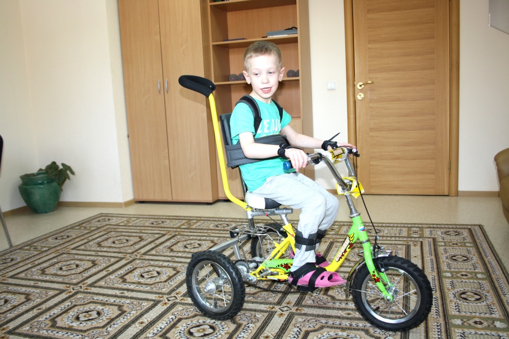Дцп цена. Велосипед для детей с ДЦП. Велосипед для детей с ограниченными возможностями здоровья. Дети с ДЦП В транспорте. Велик для ДЦП.